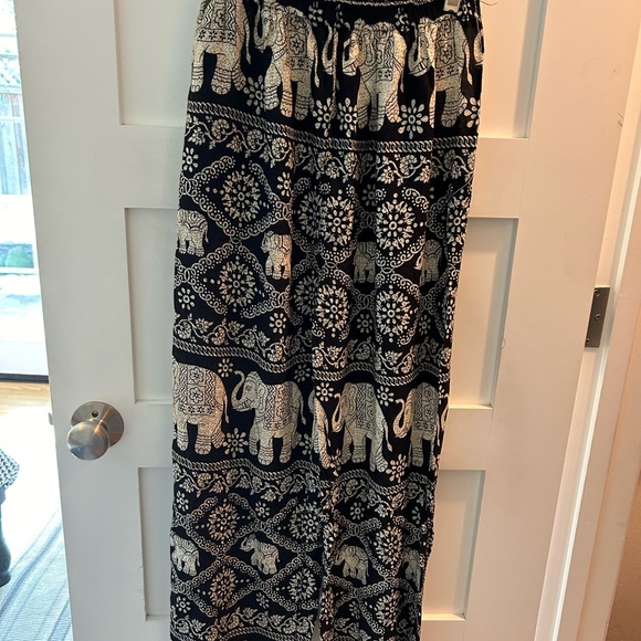 Balloon style pants from Thailand. Great for pj’s, lounging or casual day out. - Picture 2 of 2